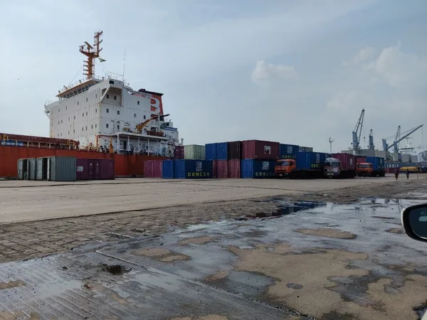 Can Gujarat’s Ports Compete Globally Without Thinking Beyond the Port Gate?